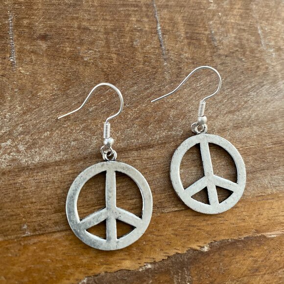 Pre-owned rustic silvertone peace sign dangle earrings. - Picture 1 of 2